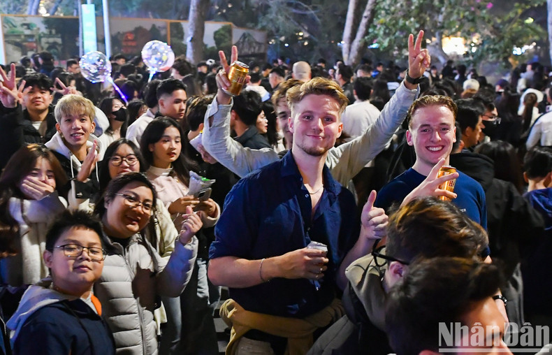 Foreign visitors join the New Year celebrations in Hanoi. Foreign visitors join the New Year celebrations in Hanoi.