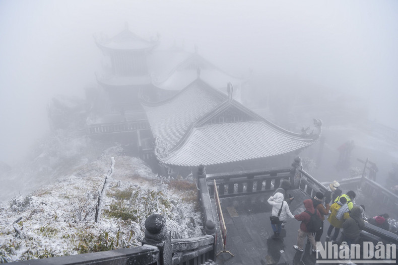 Snowfall is expected to continue in the coming days and create a thick layer on Mount Fansipan. Snowfall is expected to continue in the coming days and create a thick layer on Mount Fansipan.
