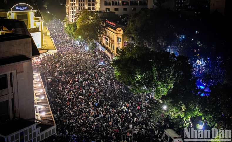 The area around Hoan Kiem Lake was packed with people. The area around Hoan Kiem Lake was packed with people.