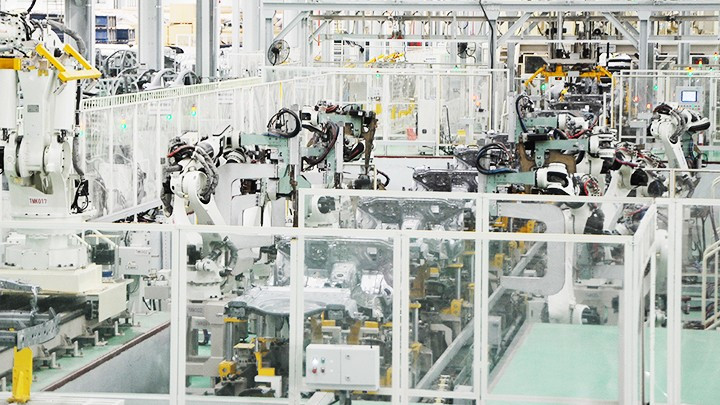 Many enterprises are investing in technology and machinery to enhance production. (Photo: Song Anh)