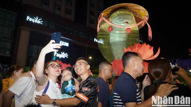 Visitors are excited to take photos with the snake statues – the symbol of the 2025 lunar year.