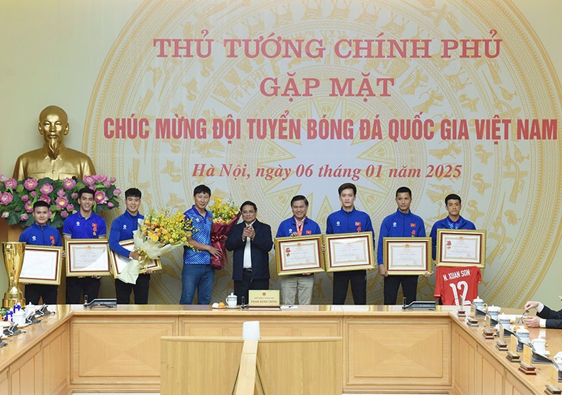 Prime Minister Pham Minh Chinh presents the first-class Labour Order to the national football team. (Photo: Tran Hai) Prime Minister Pham Minh Chinh presents the first-class Labour Order to the national football team. (Photo: Tran Hai)