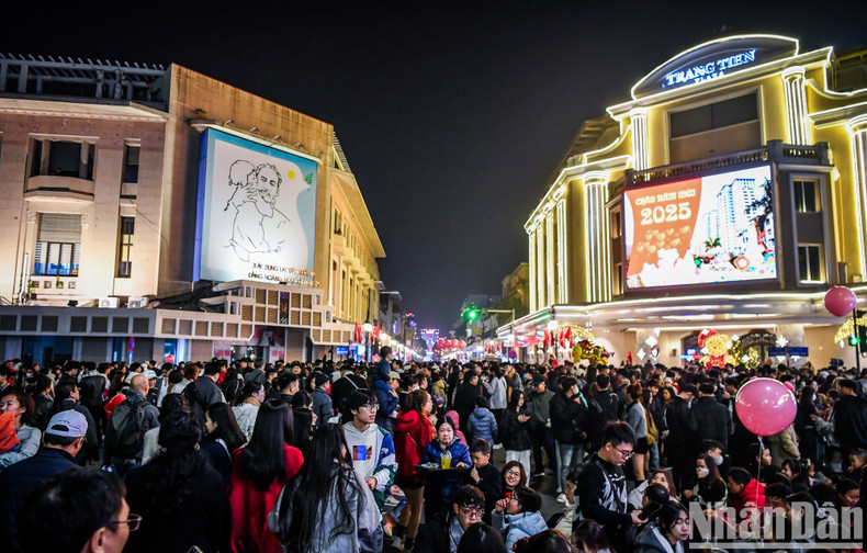 The streets around Hoan Kiem Lake were packed with people waiting to enjoy the fireworks display. The streets around Hoan Kiem Lake were packed with people waiting to enjoy the fireworks display.