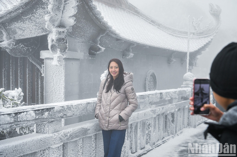 Visitors pose for photos with snow and frost. Visitors pose for photos with snow and frost.