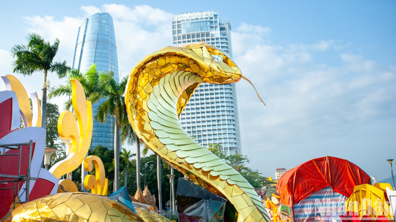 According to workers at the site, the snake statue at T-bridge is smaller in size, with differently designed scales. According to workers at the site, the snake statue at T-bridge is smaller in size, with differently designed scales.