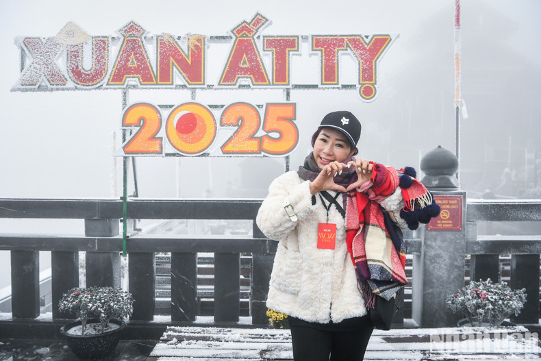 Kim Anh, a tourist from Hanoi, said she was very lucky to experience snowfall on Mount Fansipan. Kim Anh, a tourist from Hanoi, said she was very lucky to experience snowfall on Mount Fansipan.