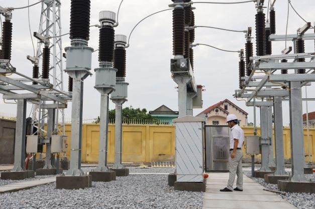 Inspecting the progress of the Kim Dong 2 110kV Substation in Kim Dong District.