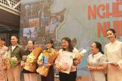 Delegates present flowers to guests at the exchange programme. (Photo: Organising Committee)
