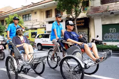 Japanese tourists explore the centre of Ho Chi Minh City by cyclo. (Photo: VNA)