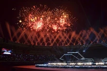 The dazzling display of fireworks opens the ceremony (Photo: danviet.vn)