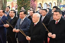 Party General Secretary Nguyen Phu Trong (front row, second from right) and other officials offer incense in tribute to late kings and talented persons who had made contributions to the nation at Kinh Thien Palace in Thang Long Imperial Citadel. (Photo: VNA)