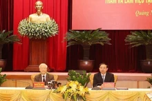Party General Secretary Nguyen Phu Trong (L) at the working session with Quang Ninh officials on April 6. (Photo: VNA)