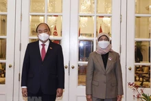 President Nguyen Xuan Phuc (L) and his Singaporean counterpart Halimah Yacob (Photo: VNA)