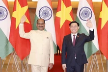 NA Chairman Vuong Dinh Hue (R) welcomes Speaker of the Indian Lok Sabha (the lower house) Om Birla (Photo: VNA) 