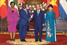President Nguyen Xuan Phuc and his spouse welcome Sierra Leonean President Julius Maada Bio and his spouse. (Photo: NDO/Tran Hai)