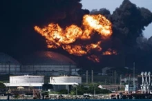 A view of the massive fire at the fuel depot, sparked overnight by a lightning strike in Matanzas in western Cuba. (Photo: AFP)