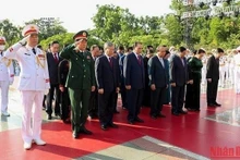 The leaders pay tribute to fallen combatants. (Photo: NDO)