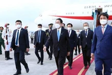 Japanese Prime Minister Kishida Fumio (first row, centre) and his entourage arrive at the Noi Bai international airport in Hanoi(Photo: VNA)