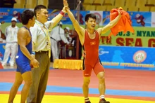 Doi Dang Tien (in red) records a 7-0 victory against his Thai rival 