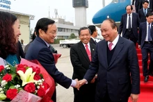 PM Nguyen Xuan Phuc and his entourages arrived at Wattay International Airport in Vientiane, Laos on February 4. (Photo: VGP)
