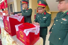 The ballot boxes are being sealed at the polling station on Bach Long Vi special zone. (Photo: VNA broadcasts)