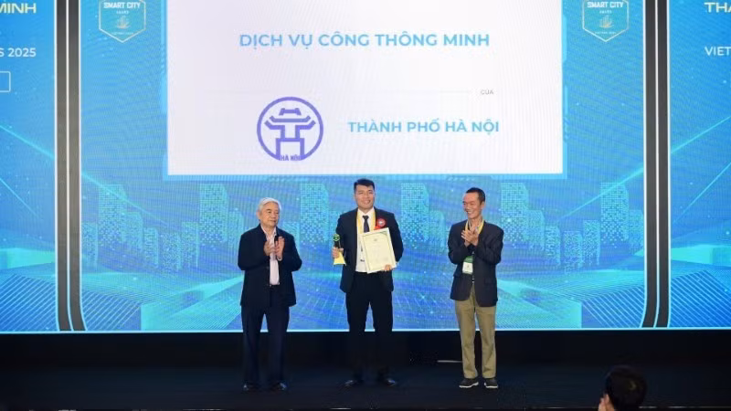 Ha Noi is honoured for its smart public services.