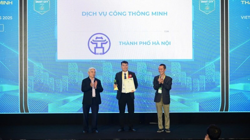 Ha Noi is honoured for its smart public services.