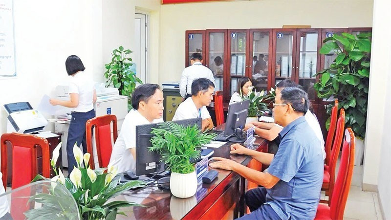 Citizens conduct administrative procedures at the new Long Bien Ward in Ha Noi.