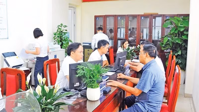 Citizens conduct administrative procedures at the new Long Bien Ward in Ha Noi.