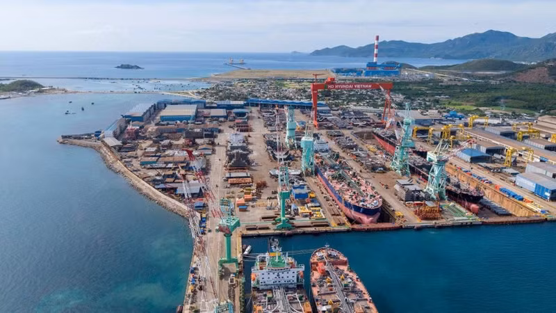 The HD Hyundai Viet Nam shipbuilding plant helps drive the formation of logistics value chains and supporting services around Van Phong.