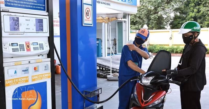 E5RON92 petrol rose by 635 VND to a maximum of 19,826 VND (0.76 USD) per litre, while E10RON95-III went up 547 VND to 20,550 VND per litre. (Photo: VNA)