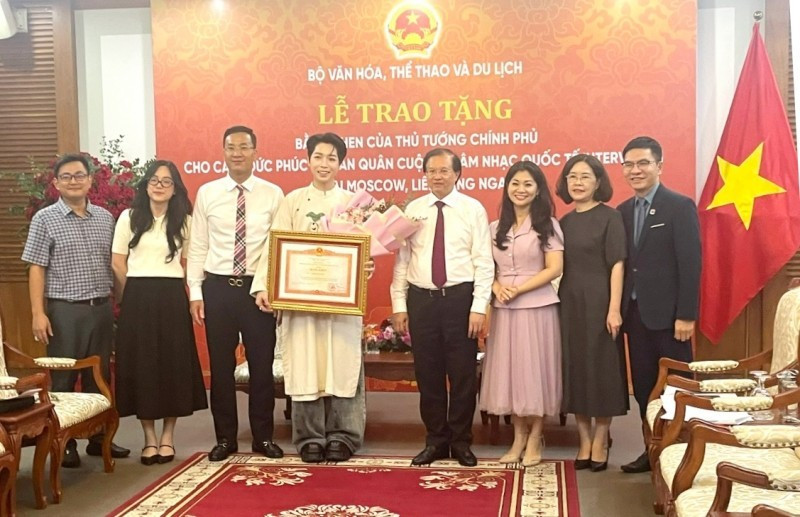 Singer Nguyen Duc Phuc receives the Prime Minister's certificate of merit.