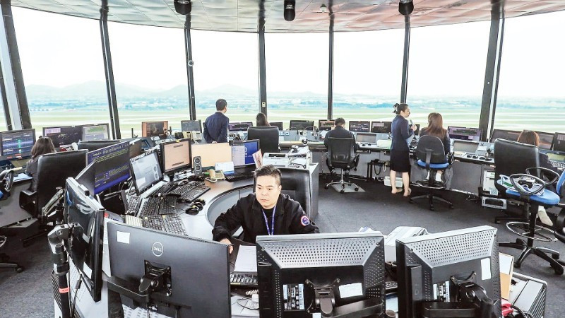 Air traffic controllers on duty at the Noi Bai Air Traffic Control Tower (Ha Noi).