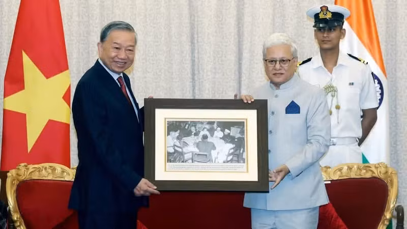 Governor of Maharashtra state Jishnu Dev Varma (right) presents General Secretary of the Communist Party of Viet Nam Central Committee and State President To Lam with a photograph of President Ho Chi Minh attending a reception hosted by the Governor of Bombay (now Mumbai) during his visit to the city in February 1958. (Photo: VNA)