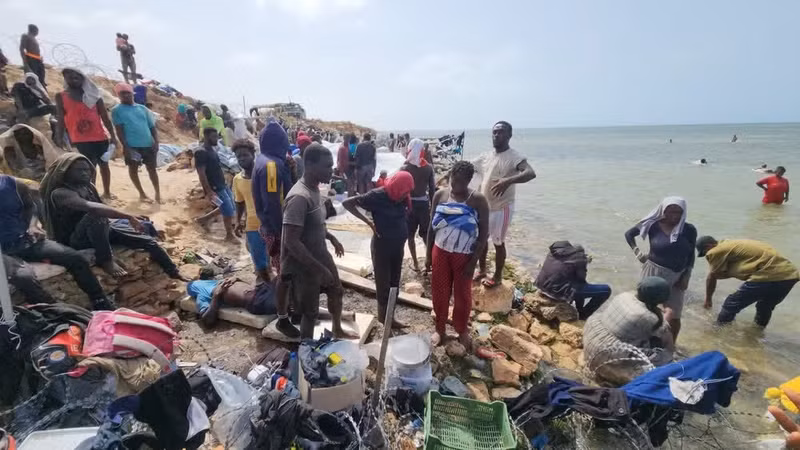 Migrants at Ras Ajdir, the border crossing between Libya and Tunisia. (Photo: Xinhua).