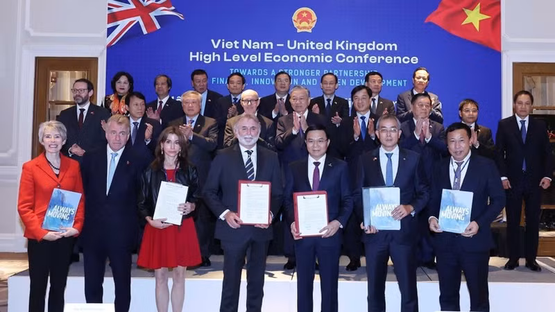 General Secretary of the Communist Party of Viet Nam To Lam at the signing ceremony of cooperation agreements between ministries, branches, localities and enterprises of Viet Nam and the UK (Photo: VNA)