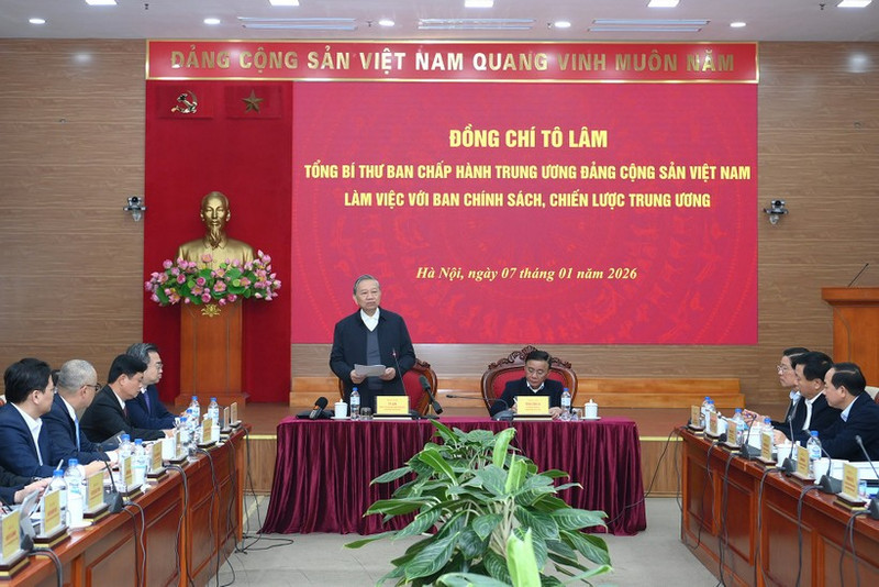 Party General Secretary To Lam holds a working session with the Party Central Committee's Commission for Policies and Strategies on January 7. (Photo: Dang Khoa)
