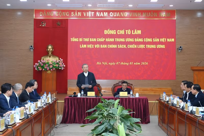 Party General Secretary To Lam holds a working session with the Party Central Committee's Commission for Policies and Strategies on January 7. (Photo: Dang Khoa)