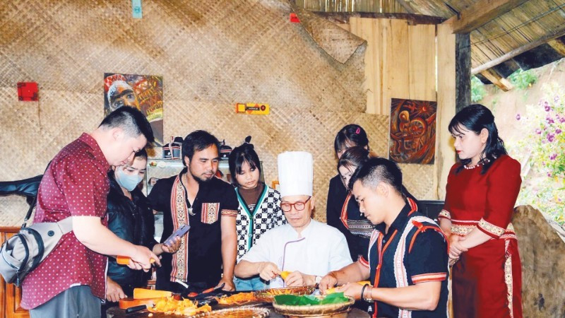 A training session on culinary and tourism skills for residents of Kon Chenh Village.