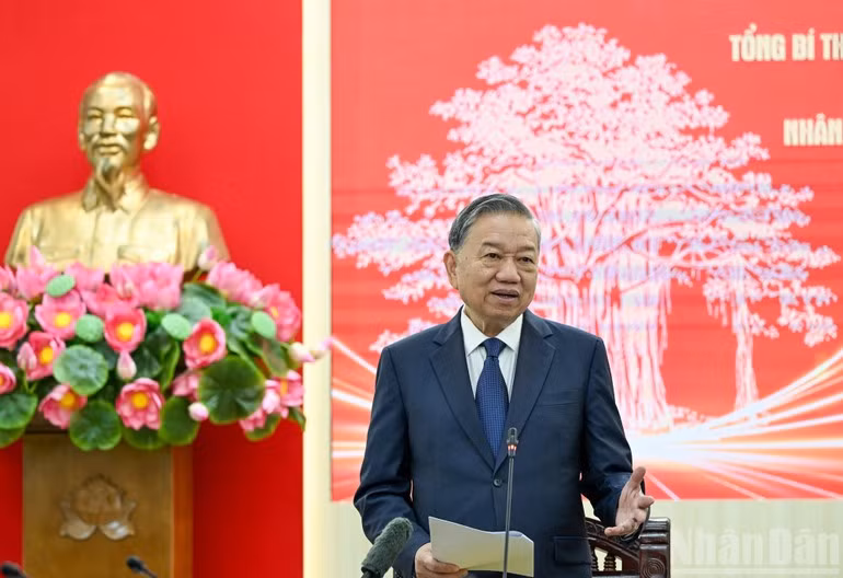 General Secretary To Lam speaks at the working session with Nhan Dan leaders. (Photo: Duy Linh)