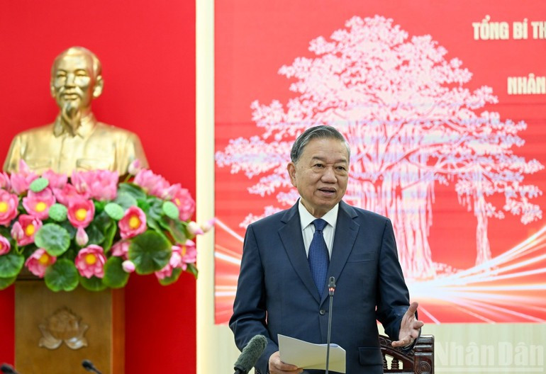 General Secretary To Lam speaks at the working session with Nhan Dan leaders. (Photo: Duy Linh)