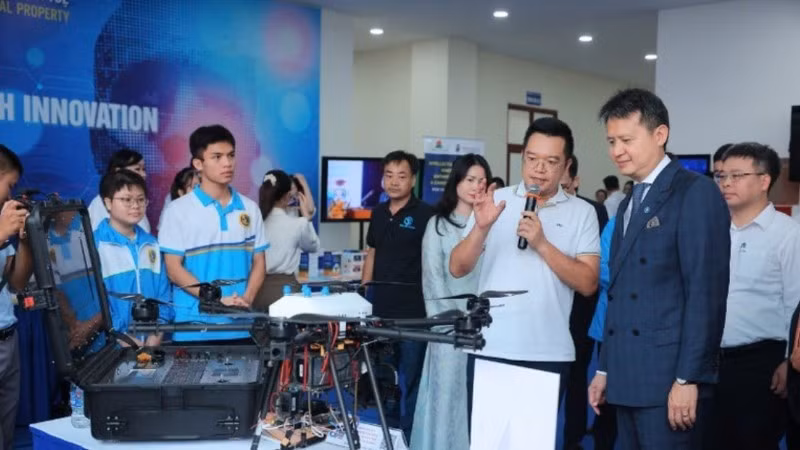 During his visit to Viet Nam in September 2025, WIPO Director General Daren Tang viewed technology prototypes developed by students at the Posts and Telecommunications Institute of Technology.