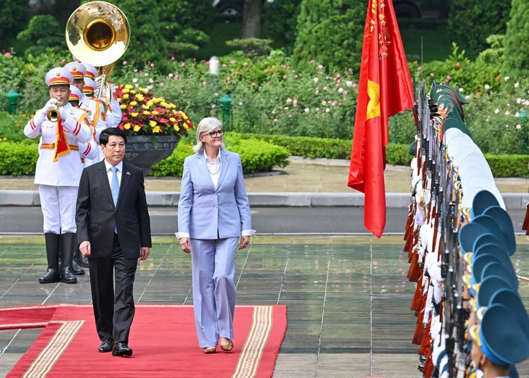 State President Luong Cuong and Governor-General of Australia Sam Mostyn review the Guard of Honour of the Viet Nam People’s Army at the welcome ceremony in Ha Noi on September 10, 2025. (Photo: NDO)