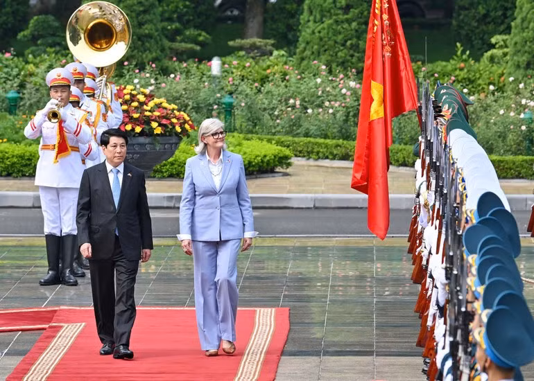 State President Luong Cuong and Governor-General of Australia Sam Mostyn review the Guard of Honour of the Viet Nam People’s Army at the welcome ceremony in Ha Noi on September 10, 2025. (Photo: NDO)