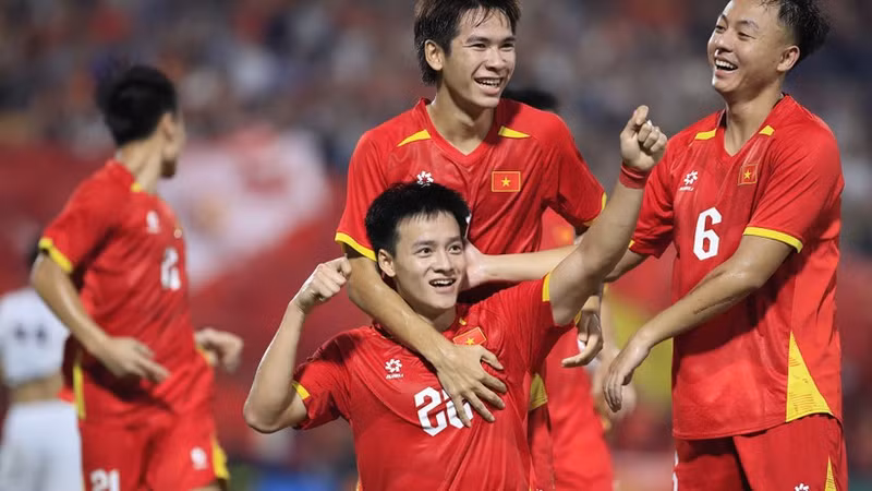 Vietnamese players celebrate after scoring the goal.