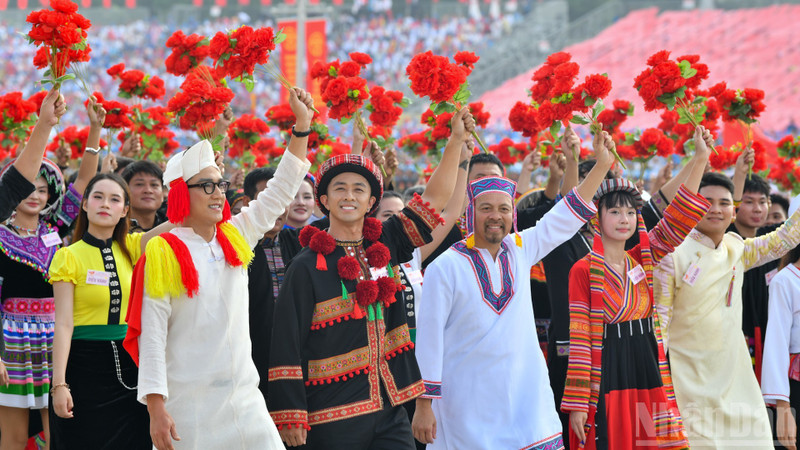 The delegation representing Viet Nam’s 54 ethnic groups. (Photo: NDO)