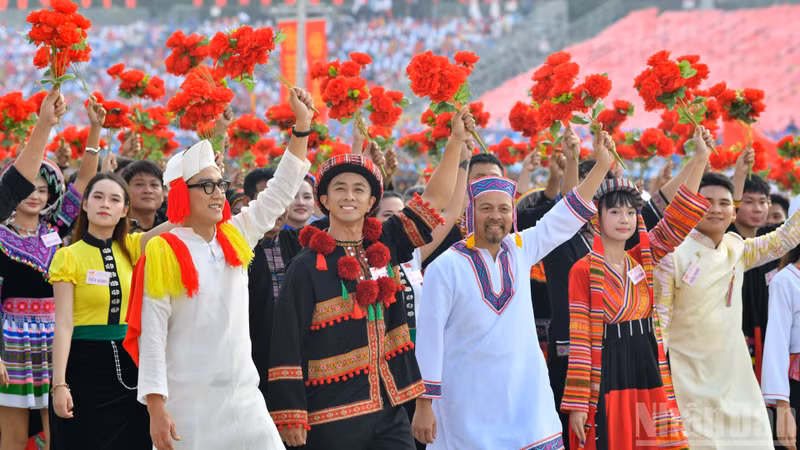The delegation representing Viet Nam’s 54 ethnic groups. (Photo: NDO)