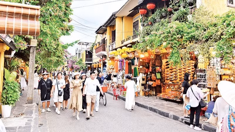Foreign tourists in the ancient town of Hoi An. (Photo: Nguyen Dang)