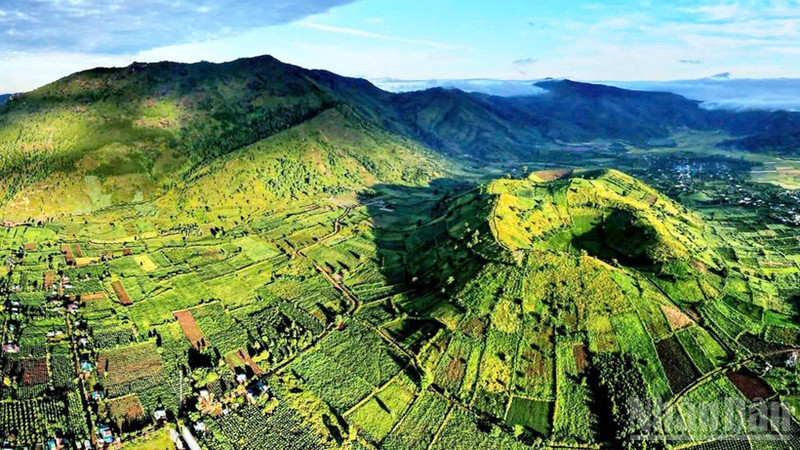 The beauty of Chu Dang Ya volcano attracts many visitors.