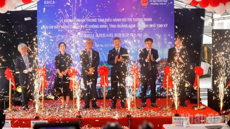 Delegates cut the ribbon to inaugurate a smart city operation centre in Da Nang on November 27, 2025. (Photo: NDO)